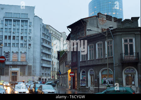 Rue de Bucarest dans la pluie. Roumanie Banque D'Images