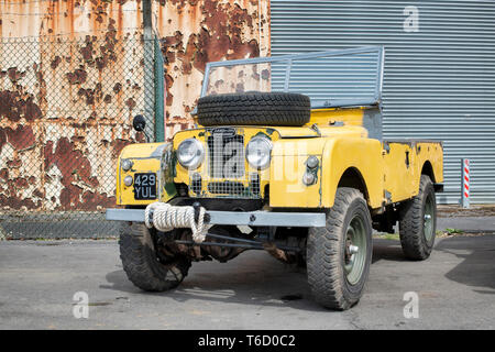 1957 La Land Rover d'un vieux hangar d'avions à Bicester Heritage Centre 'Drive il Day'. Bicester, Oxfordshire, Angleterre Banque D'Images