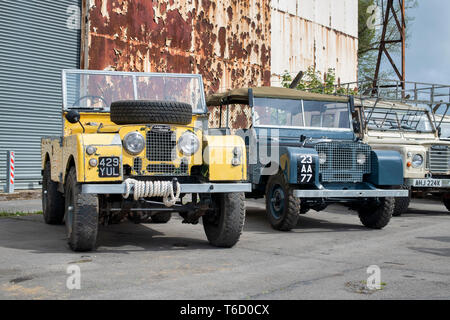 1957 La Land Rover d'un vieux hangar d'avions à Bicester Heritage Centre 'Drive il Day'. Bicester, Oxfordshire, Angleterre Banque D'Images
