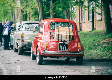 1967 Fiat 500 voiture à Bicester Heritage Centre 'Drive il Day'. Bicester, Oxfordshire, Angleterre. Vintage filtre appliqué Banque D'Images