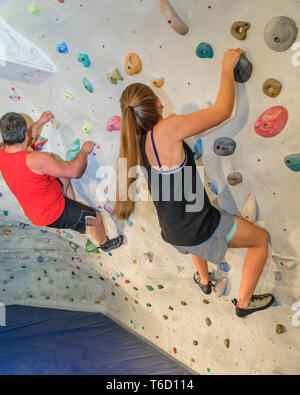 L'exercice dans le Boulderwall Banque D'Images