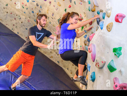 L'exercice dans le Boulderwall Banque D'Images