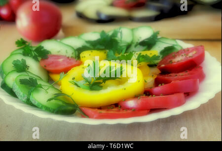 Couper les légumes sur une plaque sur la table. Banque D'Images