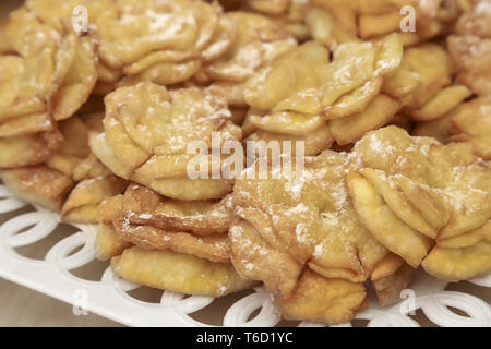 Les cookies sur une plaque sur la table. Banque D'Images