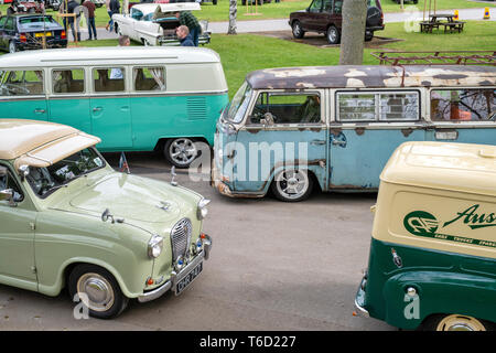 1956 Austin 1970 voiture plus un camping-car Volkswagen VW 1966 et un partage de l'écran Volkswagen camper van. Centre du patrimoine mondial, Bicester Oxfordshire, Angleterre Banque D'Images