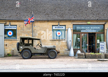 1942 Willys Jeep à l'extérieur de l'avant de l'Édifice Wellington aviation museum, Moreton in Marsh, Cotswolds, Gloucestershire, Angleterre Banque D'Images