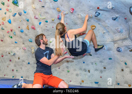 L'exercice dans le Boulderwall Banque D'Images
