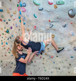 L'exercice dans le Boulderwall Banque D'Images
