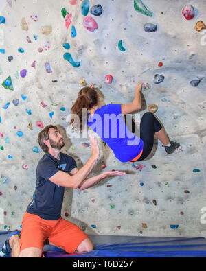 L'exercice dans le Boulderwall Banque D'Images