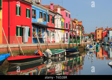 Maisons colorées au bord de l'eau sur l'île de Burano, Venise, Italie Banque D'Images