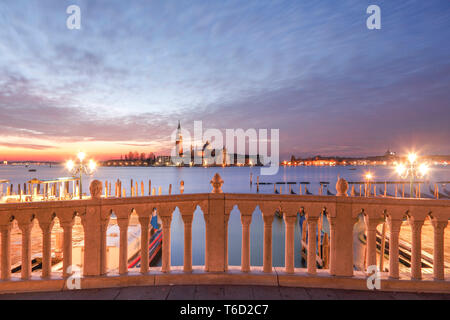 Lever du soleil, le Bacino di San Marco, San Giorgio Maggiore Island dans l'arrière-plan, Venise, Vénétie, Italie, Europe. Banque D'Images