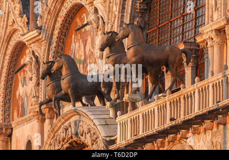 Chevaux de bronze de saint Marc, La Basilique de San Marco, la Place Saint-Marc, Venise, Vénétie, Italie. Banque D'Images