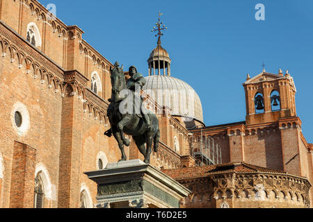 La Statue équestre de Bartolomeo Colleoni par Verrocchio sur le Campo Santi Giovanni e Paolo, Venise, Vénétie, Italie Banque D'Images