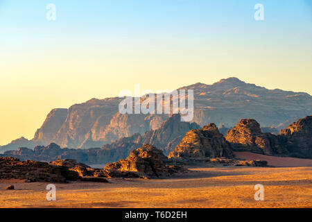 La Jordanie, Aqaba Gouvernorat, Wadi Rum. Zone protégée de Wadi Rum, UNESCO World Heritage Site. Paysage du désert au coucher du soleil. Banque D'Images