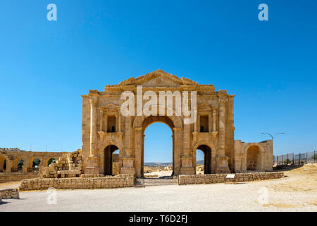 La Jordanie, le Gouvernorat de Jerash, Jerash. Arc d'Hadrien, une passerelle courbée construit pour honorer l'empereur romain Hadrien dans 129â€"130. Banque D'Images