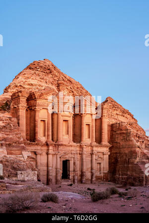 Le monastère Ad-Deir, au crépuscule, Petra, le Gouvernorat de Ma'an, Jordanie Banque D'Images