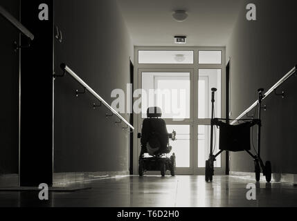 Couloir avec lonely walker dans une maison de soins infirmiers Banque D'Images