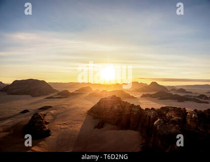 Paysage de Wadi Rum au lever du soleil, vue aérienne d'un ballon, le gouvernorat d'Aqaba, Jordanie Banque D'Images