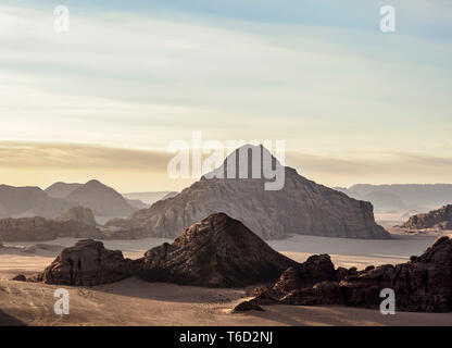 Paysage de Wadi Rum, vue aérienne d'un ballon, le gouvernorat d'Aqaba, Jordanie Banque D'Images