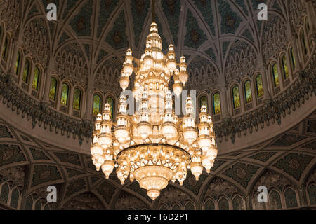 Oman, Muscat, le lustre en cristal de Swarovski à l'intérieur de la grande salle de prière de la Grande Mosquée Sultan Qaboos Banque D'Images