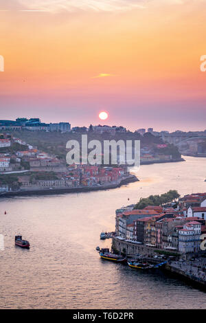 La rivière Douro et Porto au coucher du soleil, le Portugal, l'Europe Banque D'Images