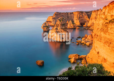 Praia da Marinha Marinha ou plage, Caramujeira, Lagoa, Algarve, Portugal Banque D'Images
