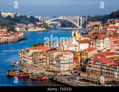 Vue vers le pont Arrabida, Porto, Portugal Banque D'Images