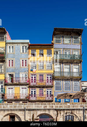 Maisons colorées à Cais da Ribeira, Porto, Portugal Banque D'Images