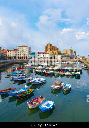 L'Espagne, Cantabria, Castro-Urdiales, port, église Santa Maria et château de Santa Ana Banque D'Images