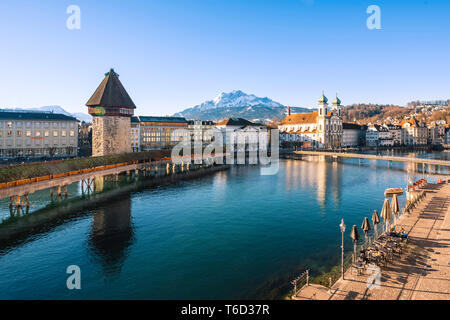 Lucerne, Suisse. Vue sur la rivière Reuss avec KapellbrÃ¼cke (pont de la chapelle), église des Jésuites et le mont Pilate Banque D'Images