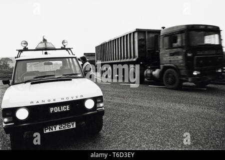 Bloc de la police au cours de grève des mineurs de 1984 rond-point à Magor Services pour permettre aux camions de transport par convoi de charbon et coke à destination de Llanwern steelworks Newport South Wales UK Banque D'Images