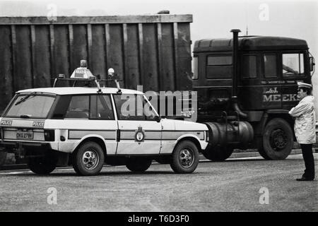 Bloc de la police au cours de grève des mineurs de 1984 rond-point à Magor Services pour permettre aux camions de transport par convoi de charbon et coke à destination de Llanwern steelworks Newport South Wales UK Banque D'Images