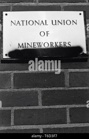 Plaque en laiton, vandalisé des bureaux extérieurs de l'Union Nationale des mineurs, dans le sud du Pays de Galles au cours de la grève des mineurs de 1984 - 85 Banque D'Images