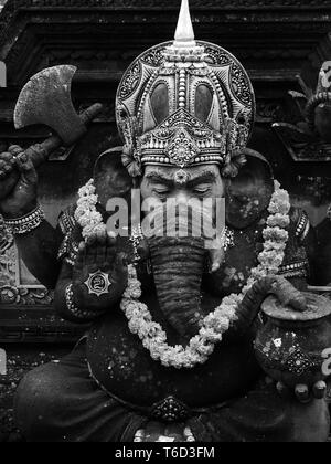 Close up noir et blanc d'une statue de Ganesh, le dieu Hindou à tête d'éléphant à Ubud sur l'île indonésienne de Bali Banque D'Images