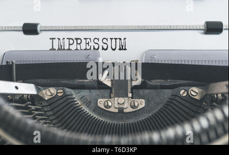 Close-up of word IMPRESSUM, l'allemand pour la page d'auteur ou de mentions légales ou à la publication de l'information, écrit sur la vieille machine à écrire manuelle Banque D'Images