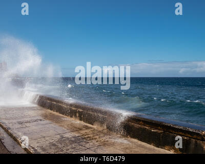 Vagues se briser sur le Malecon sea wall à La Havane Banque D'Images