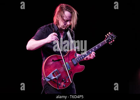 Torino, Italie. Apr 29, 2019. Le guitariste Norvégien Stian Westerhus expérimental en live sur la scène du théâtre "Piccolo" Regio de Turin pour le "Torino Jazz Festival" édition 2019. Credit : Alessandro Bosio/Pacific Press/Alamy Live News Banque D'Images