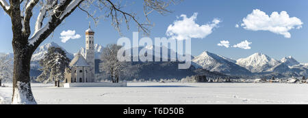 Paysage panoramique avec célèbre église St. coloman en Bavière à l'hiver Banque D'Images