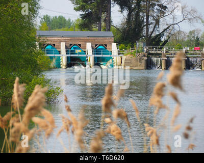 Sandford-on-Thames, Oxfordshire, UK. 30 avr 2019. Sandford Hyrdo sur la Tamise. Banque D'Images