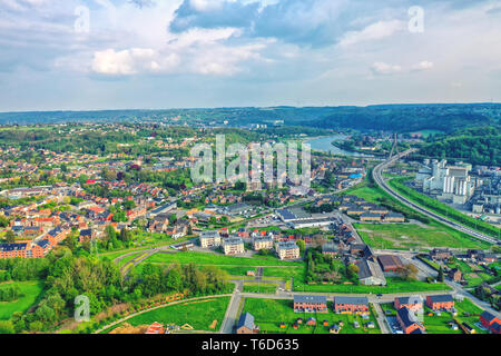 Vue sur la ville de Huy en Belgique et à la Meuse centrale nucléaire de Tihange Banque D'Images