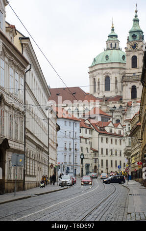 L'église St Nicolas de Prague rue karmelitska Mala Strana Banque D'Images