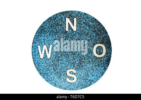 Bleu et noir mélangé avec du sable de décoration en bois de lettres appliqué les quatre points cardinaux N O S W isolé sur blanc. Banque D'Images