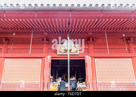 TOKYO, JAPON - Février 8, 2019 : personnes non identifiées au temple Kiyomizu Kannon ne à Ueno Park. Banque D'Images