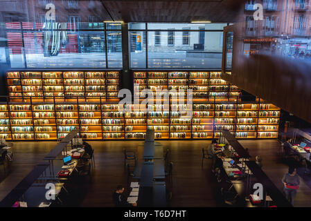 Dans la bibliothèque de Museo Nacional Centro de Arte Reina Sofia - Musée National de la Reine Sofia Arts centre de Madrid, Espagne Banque D'Images