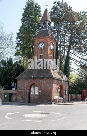 Wendover, Buckinghamshire, Angleterre, Royaume-Uni. Avril 2019. Une ville dans la région des collines de Chiltern avec une tour d'horloge datant de 1842. Banque D'Images