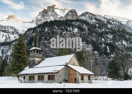 À Kandersteg Marienkirche, Bernerobereland. L'église catholique' 'Marienkirche à Kandersteg, Alpes Bernoises Banque D'Images