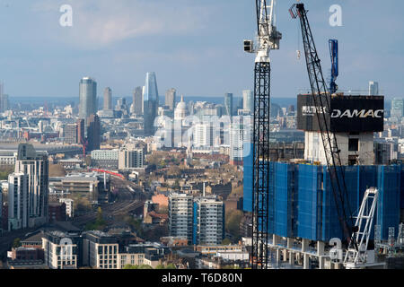 Travaux de construction en cours à tour DAMAC, une 50- story Tour Nord et un de 24 étages à la tour sud, dans la région de Nine Elms le sud de Londres. 13 avril, 2019. Banque D'Images