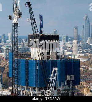 Travaux de construction en cours à tour DAMAC, une 50- story Tour Nord et un de 24 étages à la tour sud, dans la région de Nine Elms le sud de Londres. 13 avril, 2019. Banque D'Images