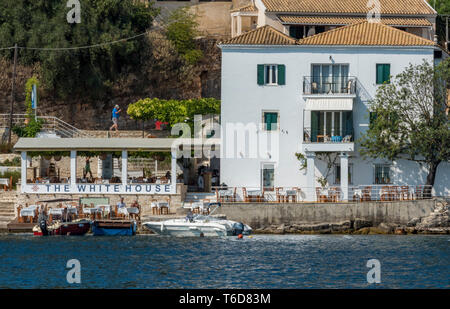 La maison blanche, à l'accueil de l'durrells dans la baie ou le port à Kalami, sur l'île grecque de Corfou en Grèce. Banque D'Images