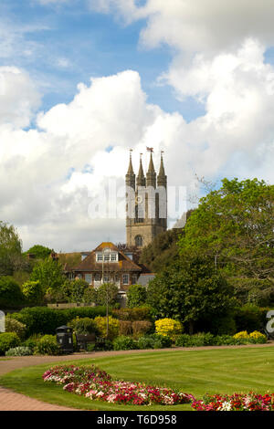 L'église St Mary de l'Ashford Kent UK Memorial Gardens Banque D'Images